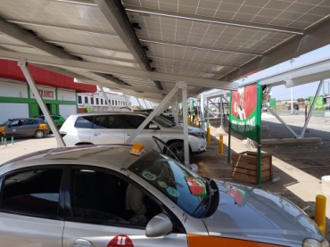두바이에서 12 대의 자동차 태양열 간이 차고 프로젝트