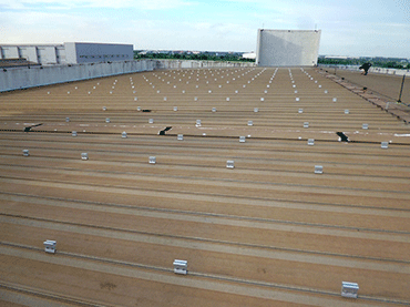 다양한 유형의 지붕 장착형 분산형 태양광 발전소.